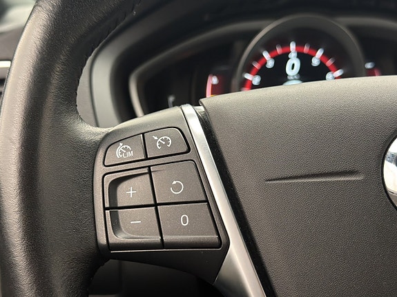 Volvo V40 Cross Country 24 of 27