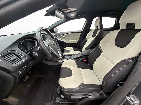 Volvo V40 Cross Country 12 of 27