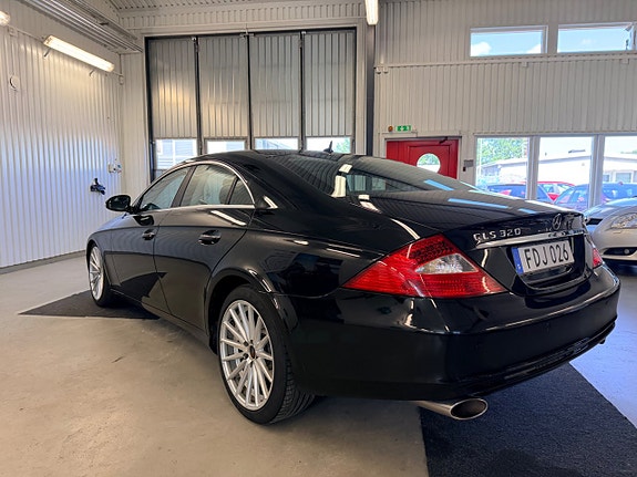 Mercedes-Benz CLS320 3 of 16