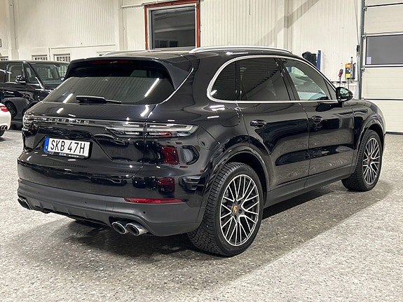 Porsche Cayenne 4 of 11