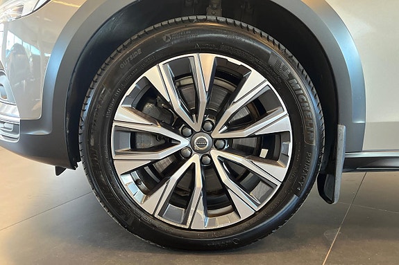 Volvo V90 Cross Country 10 of 30