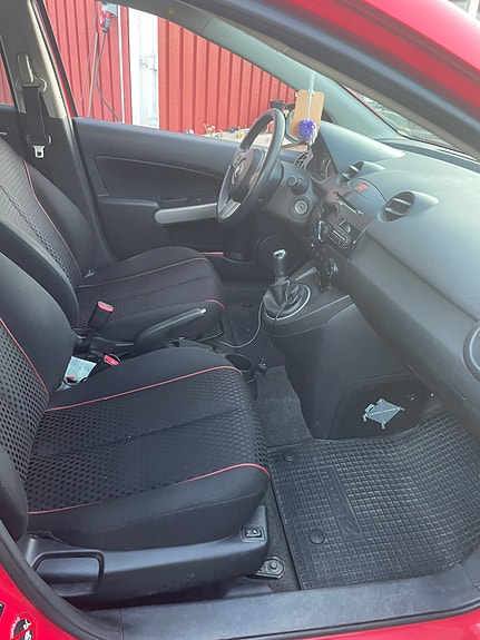 Mazda 2 4 of 5