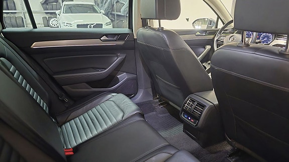 Volkswagen Passat Alltrack 14 of 30