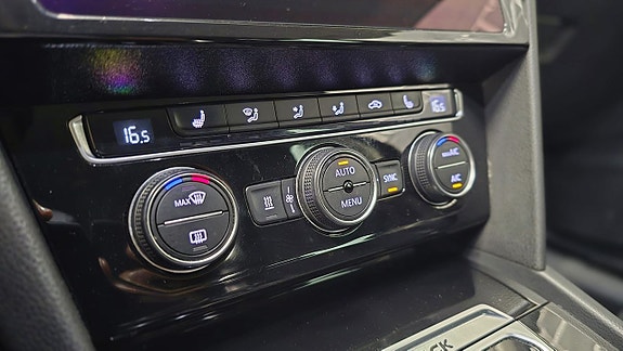 Volkswagen Passat Alltrack 17 of 30