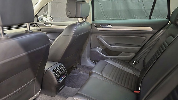 Volkswagen Passat Alltrack 12 of 30