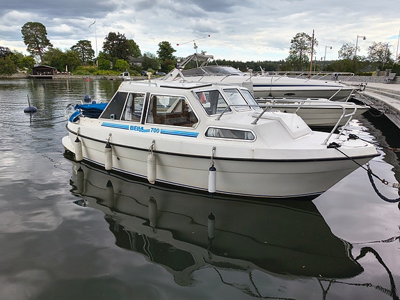 Bella 700  Välvårdad, rymlig familjesnipa med Yanmar diesel +  kraftig trailer 2 of 13
