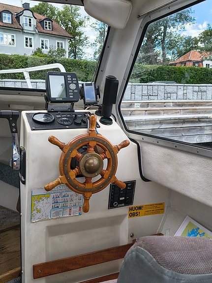 Bella 700  Välvårdad, rymlig familjesnipa med Yanmar diesel +  kraftig trailer 7 of 13