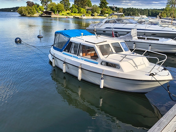 Bella 700  Välvårdad, rymlig familjesnipa med Yanmar diesel +  kraftig trailer 11 of 13