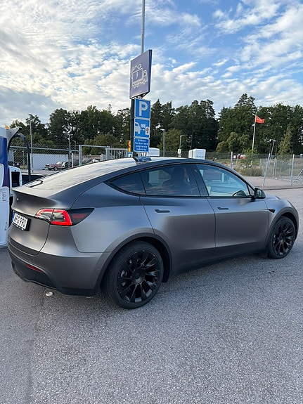 Tesla Model Y 9 of 15