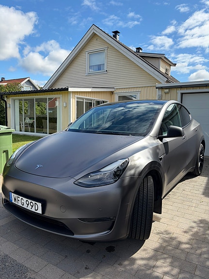 Tesla Model Y 5 of 15