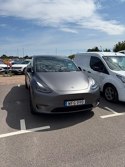 Tesla Model Y 13 of 15