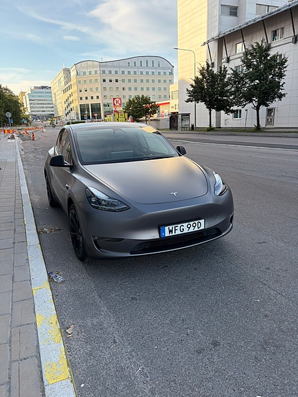 Tesla Model Y 8 of 15