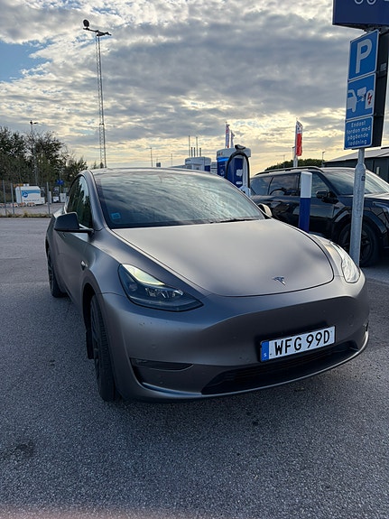 Tesla Model Y 10 of 15