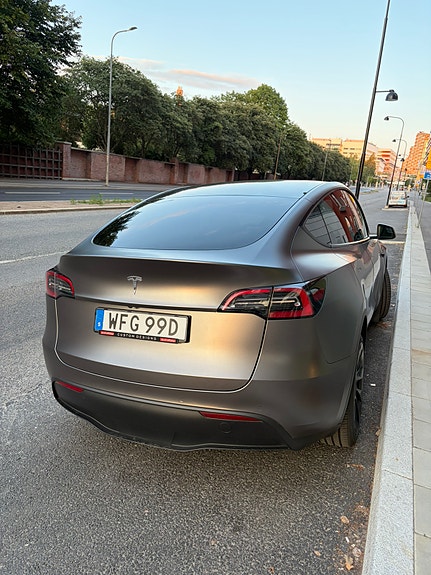 Tesla Model Y 6 of 15