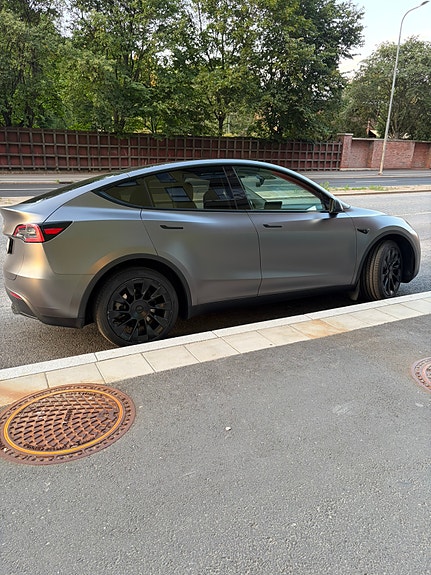 Tesla Model Y 7 of 15