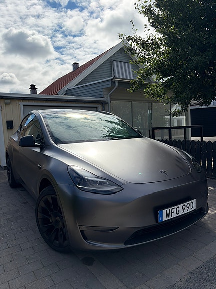 Tesla Model Y 4 of 15