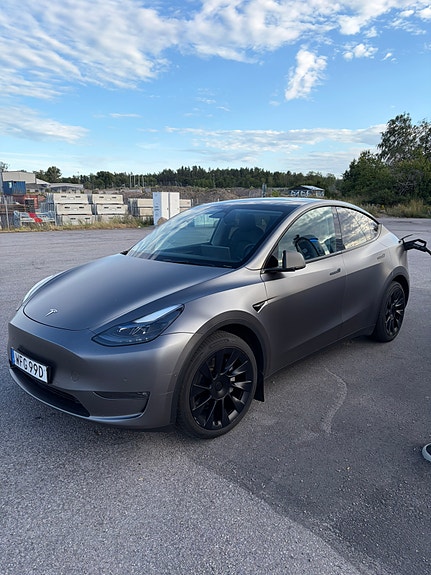 Tesla Model Y 12 of 15