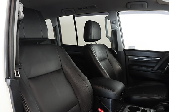 Mitsubishi Pajero 12 of 22