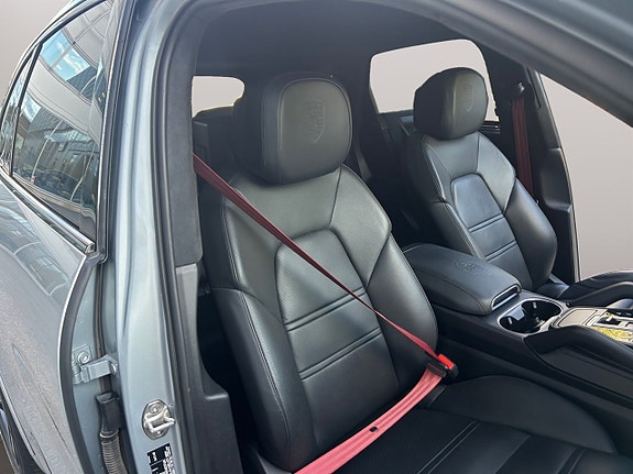 Porsche Cayenne 16 of 30