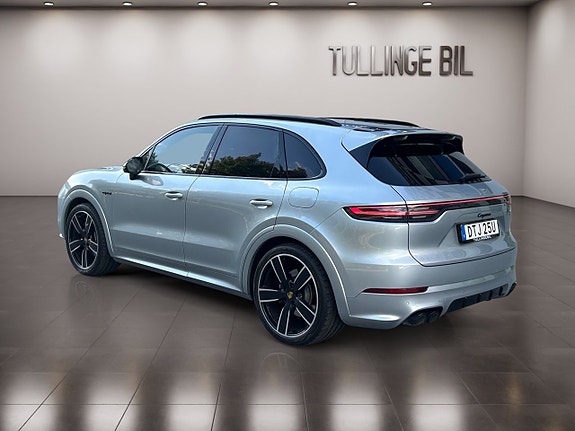 Porsche Cayenne 3 of 30