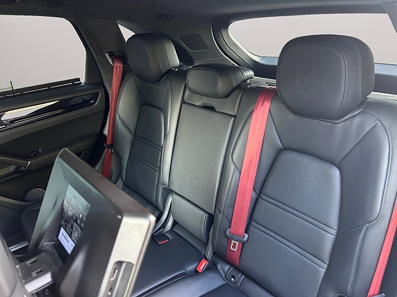 Porsche Cayenne 13 of 30