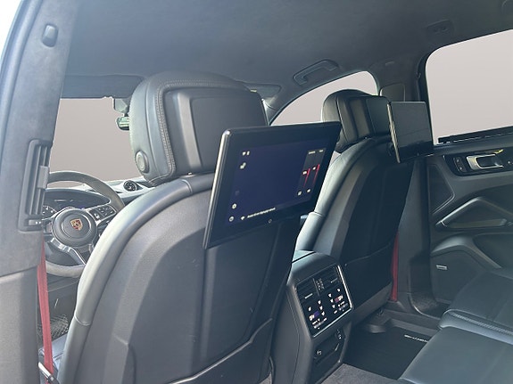 Porsche Cayenne 14 of 30