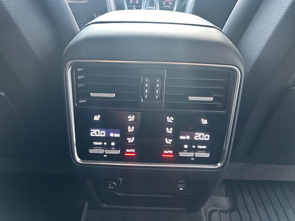 Porsche Cayenne 15 of 30