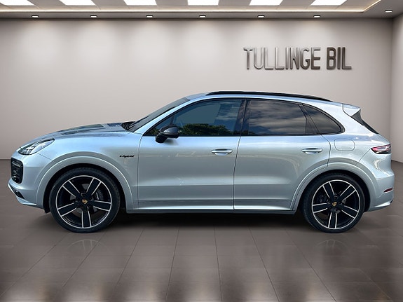 Porsche Cayenne 2 of 30