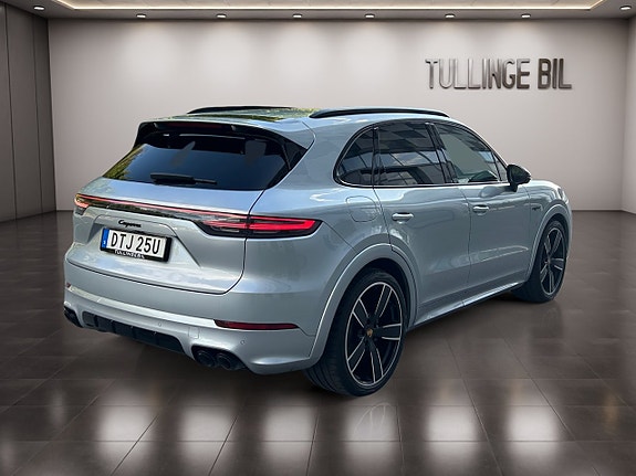 Porsche Cayenne 5 of 30