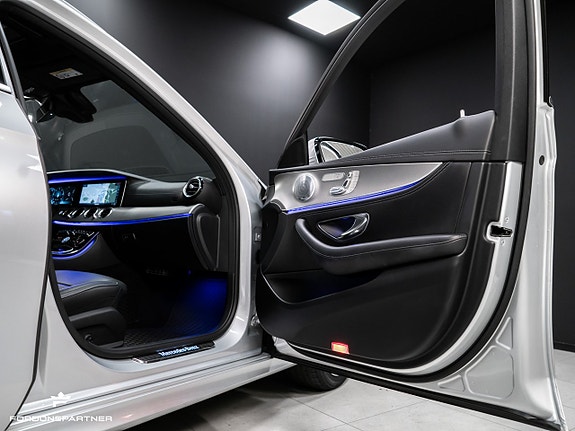 Mercedes-Benz E400 29 of 30