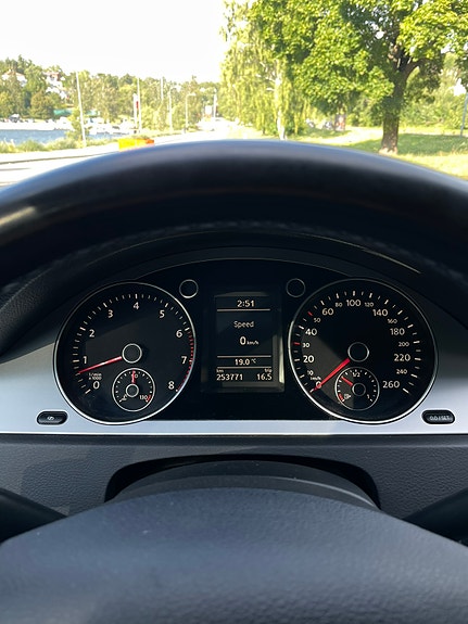 Volkswagen Passat 2 of 19