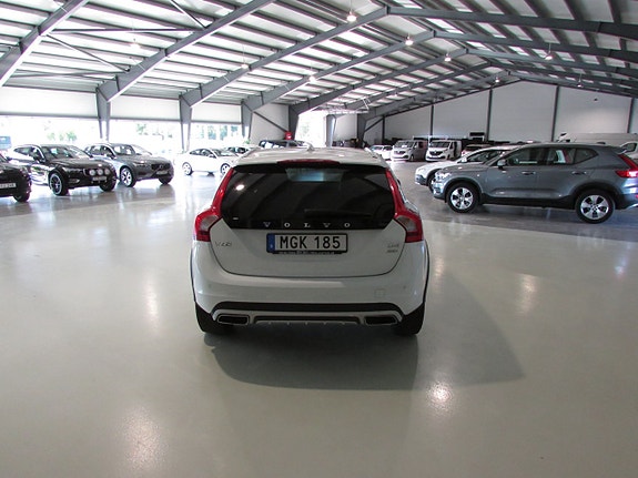 Volvo V60 Cross Country 6 of 17