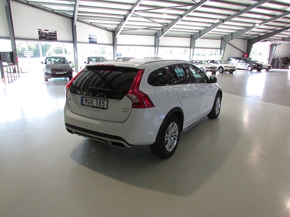Volvo V60 Cross Country 5 of 17