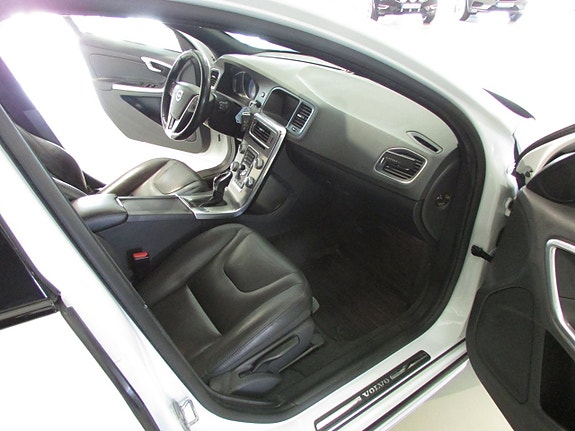 Volvo V60 Cross Country 10 of 17