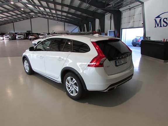 Volvo V60 Cross Country 7 of 17