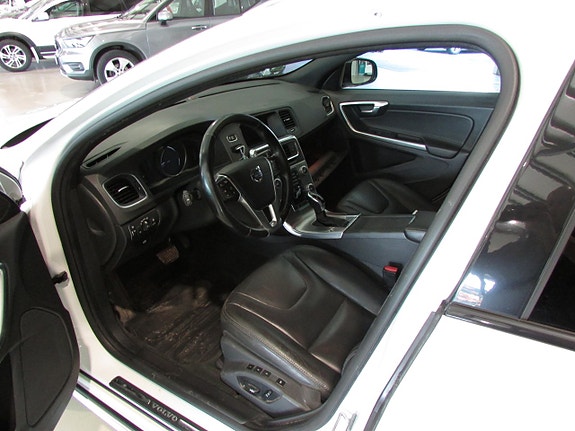 Volvo V60 Cross Country 9 of 17