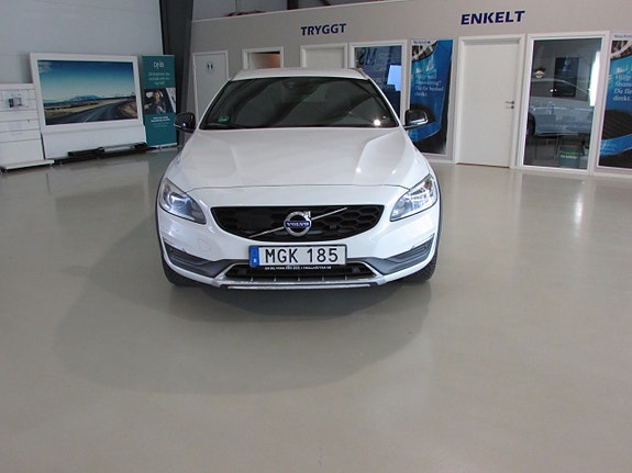 Volvo V60 Cross Country 2 of 17