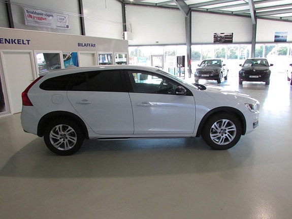 Volvo V60 Cross Country 4 of 17