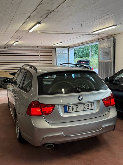 BMW 320d 2 of 4