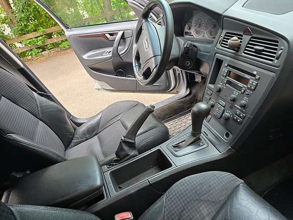 Volvo V70 2 of 9
