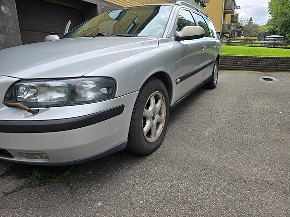 Volvo V70 3 of 9