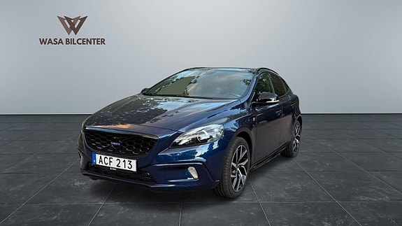 Volvo V40 Cross Country 3 of 16
