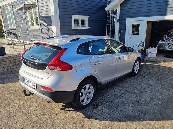Volvo V40 Cross Country 3 of 11