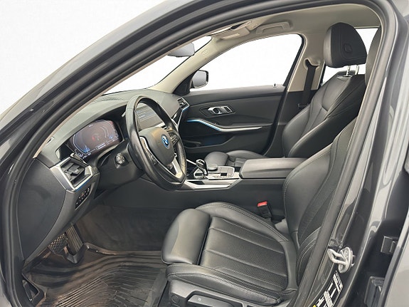BMW 330e 16 of 25