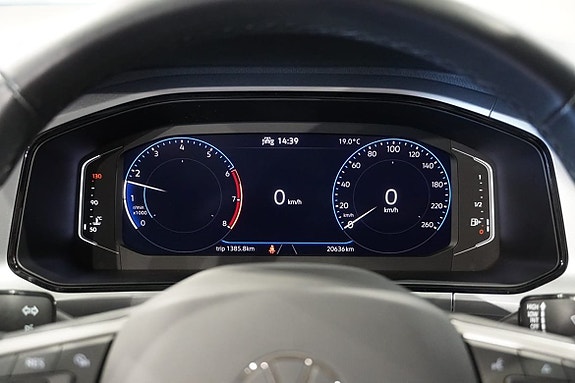 Volkswagen T-Roc 16 of 17