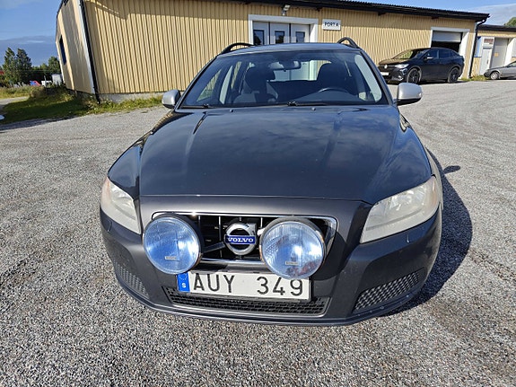 Volvo V70 2 of 6