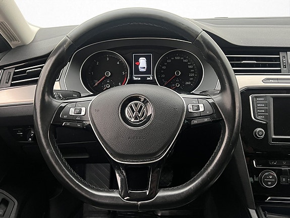 Volkswagen Passat 15 of 29