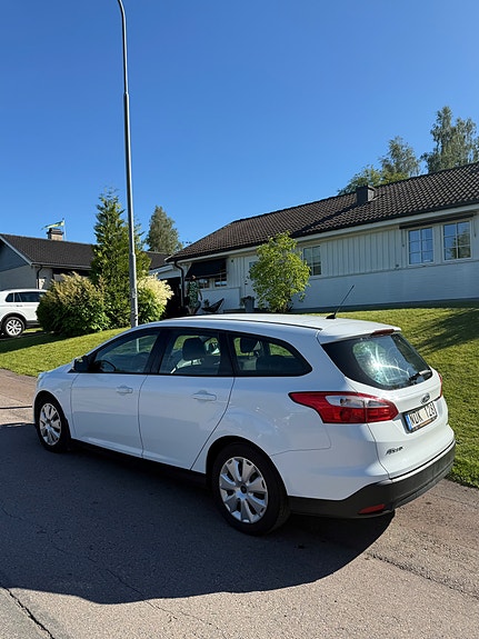 Ford Focus 2 of 6