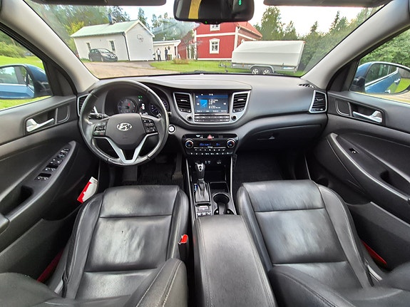 Hyundai Tucson 2 of 8