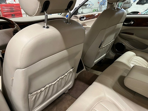 Jaguar XJ 21 of 30